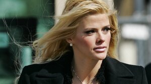 Άννα Νικόλ Σμιθ: Ντοκιμαντέρ αποκάλυψε ότι ο πατέρας της επιχείρησε να τη βιάσει