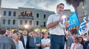 Ένας συγκινημένος Μητσοτάκης και μια συγκέντρωση... αλά Μακρόν!