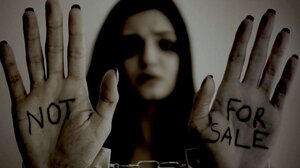 Ξύλο, πείνα, βιασμούς και εμπορία ανθρώπων περιγράφει ανήλικη 