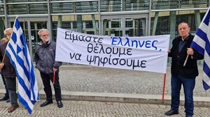 Γερμανία: Διαμαρτύρονται Έλληνες πολίτες που δεν μπορούν να ψηφίσουν