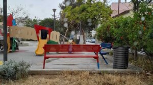 Ένας άντρας... κάνει την ανάγκη του σε παιδική χαρά!