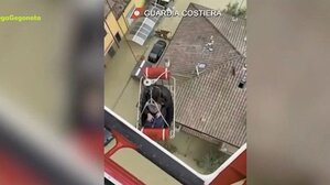 Συγκλονιστική διάσωση εγκύου από το πλημμυρισμένο σπίτι της στην Εμίλια Ρομάνια