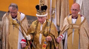 Σε κρίση η βασιλική οικογένεια: Όλα τα σενάρια μετά τη διάγνωση με καρκίνο του βασιλιά Καρόλου