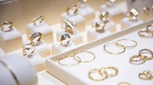 Διάρρηξη σε κοσμηματοπωλείο στα Καλύβια – Άρπαξαν κοσμήματα και ρολόγια μεγάλης αξίας