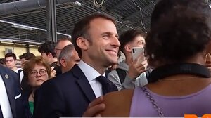 Το φλερτ θαυμάστριας στον Μακρόν