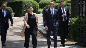 Ποια είναι η κυρία που δεν αφήνει από τα μάτια της τον Μητσοτάκη;