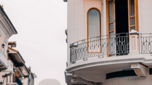 Τσακώθηκε με την γυναίκα του και την έριξε από το μπαλκόνι!