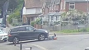 Βίντεο με οδηγό που παρασέρνει 70χρονη και συνεχίζει να περνά από πάνω της συνθλίβοντάς την…