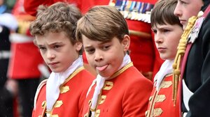 Η στέψη του βασιλιά Κάρολου, οι στολές και ο πρίγκιπας Τζορτζ