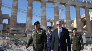 Στην Ακρόπολη για την έπαρση της σημαίας ο πρωθυπουργός Ιωάννης Σαρμάς