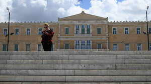 Handelsblatt: Η Ελλάδα πρωτοπόρος στη μείωση του χρέους