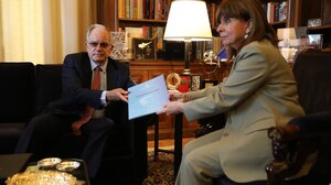 Στο Προεδρικό Μέγαρο ο πρόεδρος της Βουλής - Στις 12.30 παραλαμβάνει τη διερευνητική εντολή ο Κυριάκος Μητσοτάκης