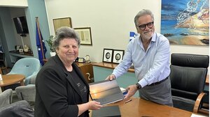 Με την ιδρύτρια του "Βραχασώτικου σπιτιού" ο Δήμαρχος Αγίου Νικολάου