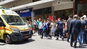 Κατέρρευσε στη μέση του δρόμου - Προσπάθειες ανάνηψης από το ΕΚΑΒ