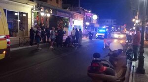 Μεθυσμένη τουρίστρια έπεσε σε διερχόμενο όχημα- Η παρέμβαση ενός security