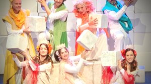 Η Κάρμεν Ρουγγέρη έρχεται στην Κρήτη με το "Παραμύθι χωρίς όνομα"