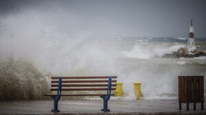 Θυελλώδεις άνεμοι έως 9 μποφόρ σήμερα – Αυξημένος κίνδυνος πυρκαγιάς σε όλη τη χώρα