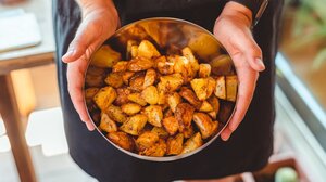 Μια διαφορετική συνταγή για πατάτες φούρνου που θα σας ξετρελάνει