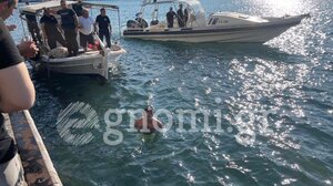 Ανδρας βούτηξε στη θάλασσα μετά από επεισόδιο
