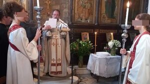 Επέστρεψε στα καθήκοντα του ο ιερέας που έντυσε «παπαδάκια» δύο κορίτσια