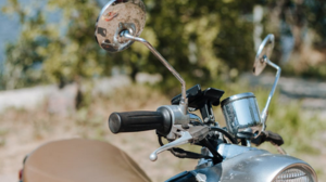 Μηχανάκι εξετράπη της πορείας του και συγκρούστηκε σε δέντρο