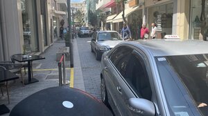 Κυκλοφοριακή συμφόρηση στην ... Κατεχάκη! Οδηγός στάθμευσε και εξαφανίστηκε!