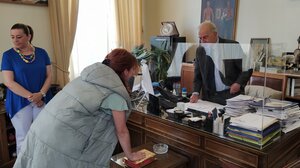 Ορκωμοσία νέας υπαλλήλου από τον Δήμαρχο Ηρακλείου Β.Λαμπρινό