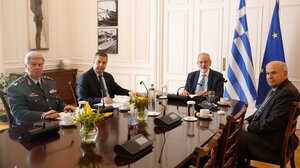 Σύσκεψη στο Μαξίμου για τη διακίνηση μεταναστών σε νησίδες του Έβρου