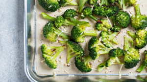 Ψητό μπρόκολο με σκόρδο και παρμεζάνα