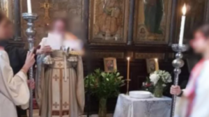 Επιστρέφει στα καθήκοντά του με απόφαση Ιερώνυμου ο ιερέας που έντυσε κορίτσια παπαδάκια