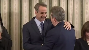 Ο... βιαστικός Χρυσοχοϊδης και η ατάκα του Μητσοτάκη