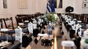 Ο Μητσοτάκης μοιράζει «μπλε φάκελους» και συγκαλεί ειδικές συσκέψεις