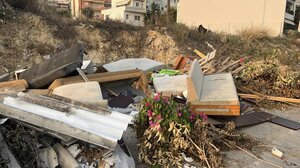 Κάθε λογής σκουπίδια σε αυτοσχέδια χωματερή 