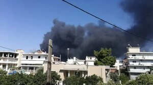 Συναγερμός στον Ασπρόπυργο: Μεγάλη φωτιά δίπλα σε βυτία