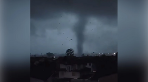 ΗΠΑ: Ανεμοστρόβιλος έπληξε τα προάστια του Χιούστον - Καταστράφηκαν πάνω από 100 κατοικίες