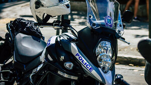 Επεισοδιακή καταδίωξη στο κέντρο της Αθήνας – Τραυματίστηκαν ελαφρά δύο αστυνομικοί