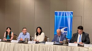 Η πολιτική ηγεσία του Υπουργείου Εσωτερικών στην πρώτη συνεδρίαση του νέου ΔΣ της ΚΕΔΕ