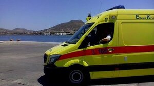 Ασθενοφόρο στην παραλία για ηλικιωμένο άνδρα