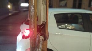 Κίνδυνος από τα εκτεθειμένα καλώδια σε κολόνα φωτισμού