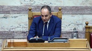 Η... πρεμιέρα Πλακιωτάκη στο προεδρείο της Ολομέλειας του Κοινοβουλίου