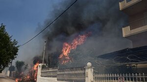 Φωτιά στον Κουβαρά: Απειλούνται σπίτια – Μήνυμα για απομάκρυνση σε πολλές περιοχές