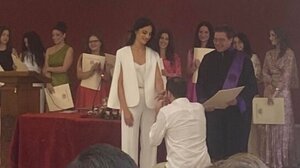 Με το πτυχίο, της έγινε και πρόταση γάμου!