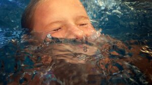 Παιδί και θάλασσα: Τι πρέπει να προσέξουν οι γονείς τους καλοκαιρινούς μήνες