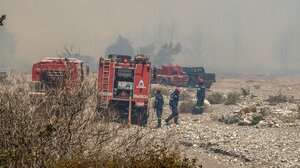 Φωτιές: Μάχη με τις φλόγες σε τρεις οικισμούς στη Ρόδο, αναζωπυρώσεις σε Κέρκυρα