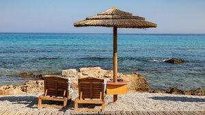 Χαμός σε παραλία για μια «πιασμένη» ξαπλώστρα 