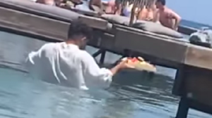 Παρέμβαση Γεωργιάδη για το περιστατικό με τον σερβιτόρο που πάει παραγγελία... κολυμπώντας!