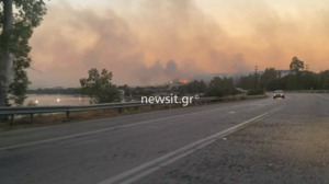 Φωτιά στο Λουτράκι: Σπίτια παραδόθηκαν στις φλόγες – Μαίνεται το πύρινο μέτωπο