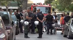 Χημικά και συγκρούσεις με την Αστυνομία και απειλή αυτοκτονίας μετά από έξωση για χρέος 881 ευρώ σε κοινόχρηστα