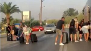 Μια επικίνδυνη πρακτική: Τουρίστες αποβιβάζονται από πούλμαν στη μέση του δρόμου