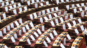 Οι 300 χάρτινες τσάντες της ορκωμοσίας: Το δώρο της Βουλής στους βουλευτές